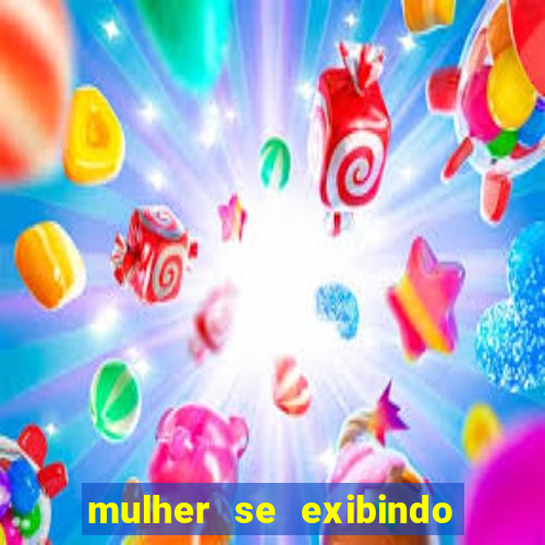 mulher se exibindo ao vivo