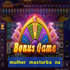 mulher masturba na quina da cama